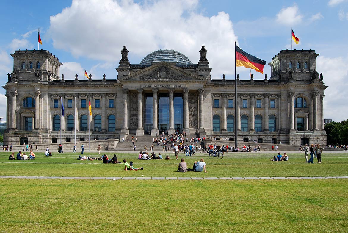 https://amoldeglobalmigration.com/wp-content/uploads/2022/12/Reichstag-Parliament-Berlin.jpg