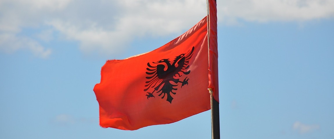 https://amoldeglobalmigration.com/wp-content/uploads/2023/02/albania-national-flag.jpg
